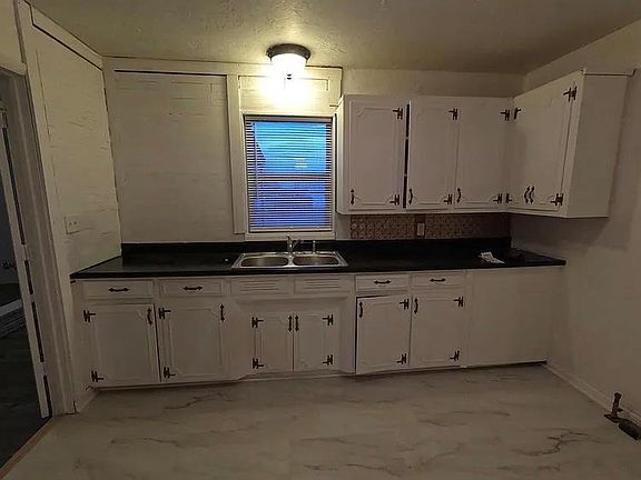 4th image of 910 N Hightower St