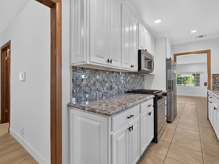 1811 N Avon St — Photo 33