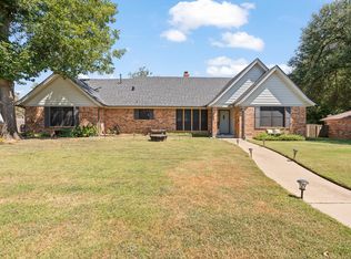 831 S Ridgeway Dr, Cleburne, TX 76033