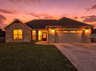 975 Amber Kay Ln, Bridge City, TX 77611