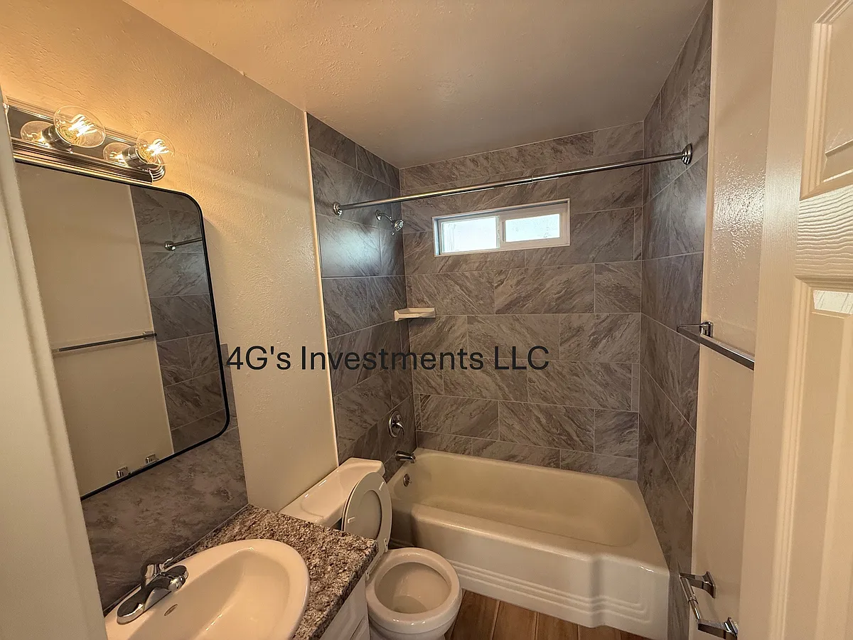 Building Photo - 3302 Edgecliff Dr