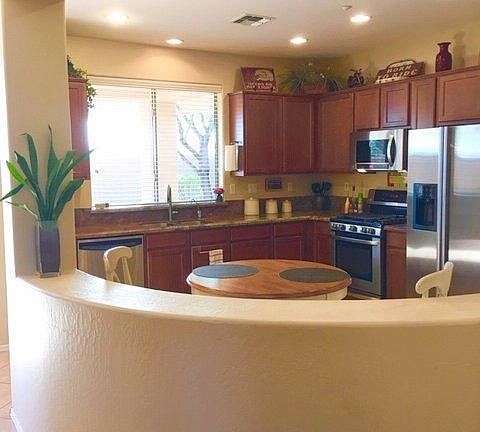 Kitchen w/granite counters