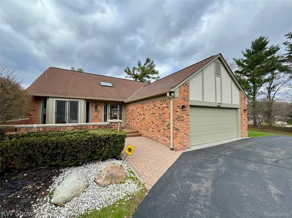 30604 Ramblewood Club Dr, Farmington, MI 48331