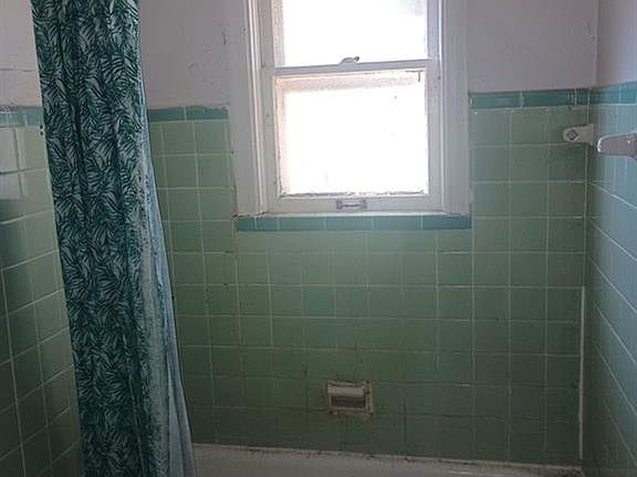 3rd image of 826 Walters Dr