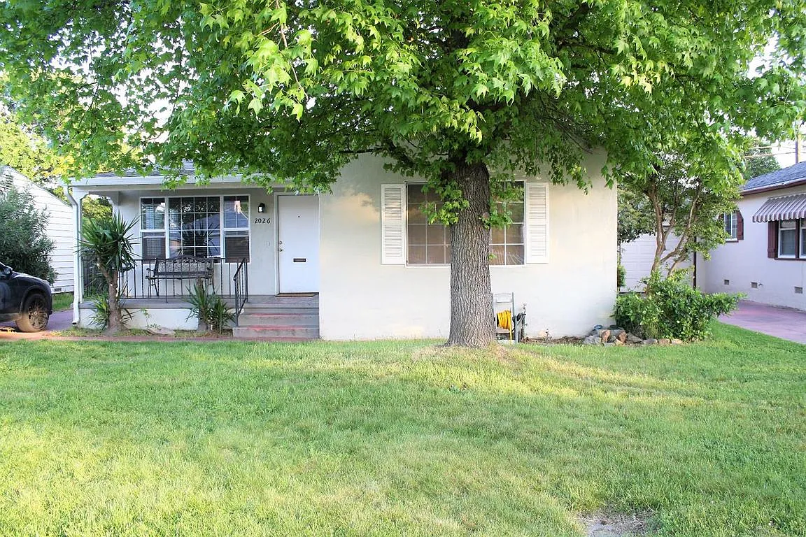 2026 W Elmwood Ave photo 1