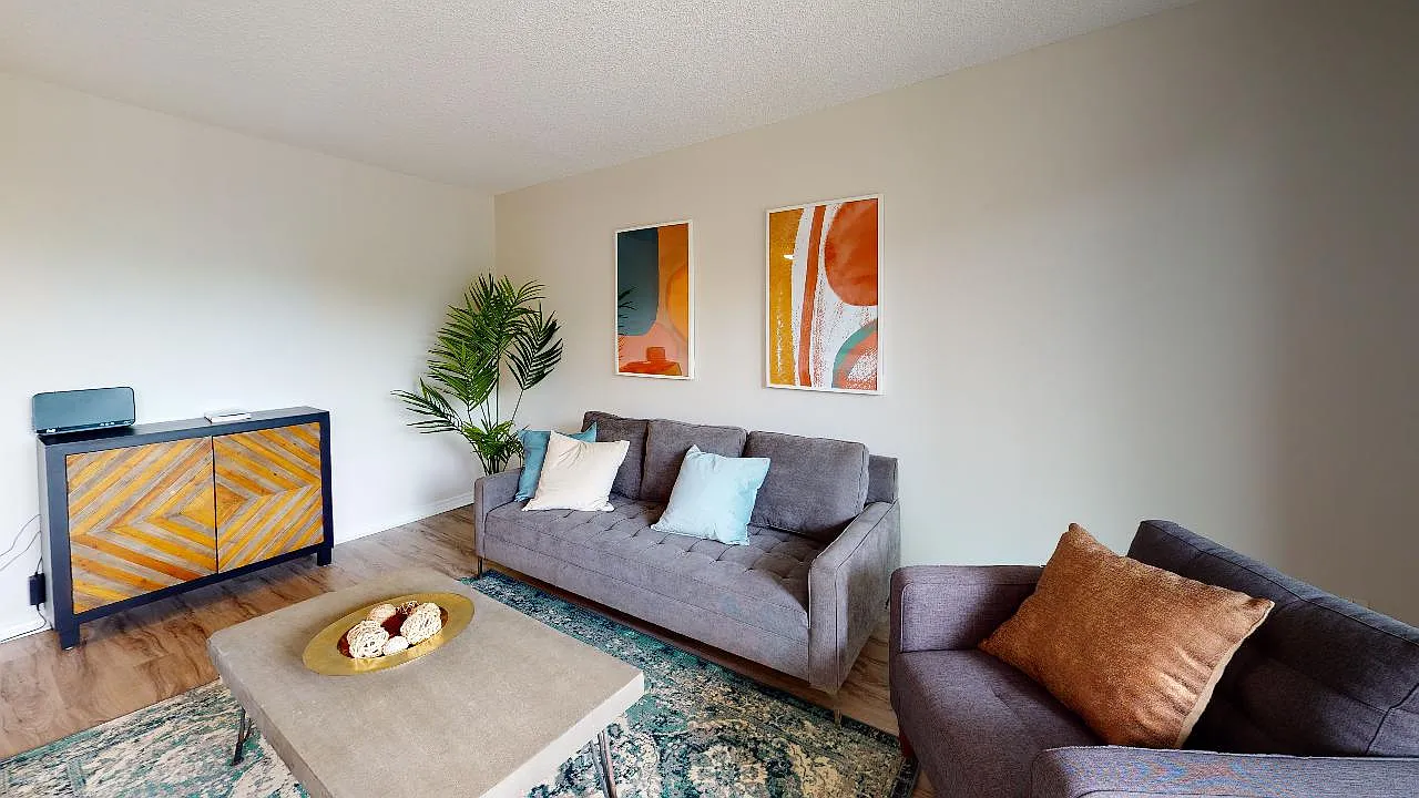 860 Blackthorne — Photo 3