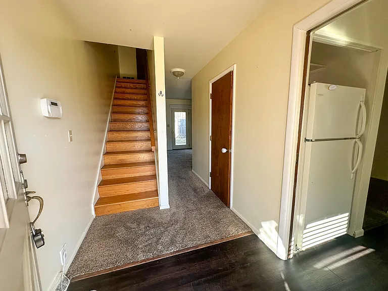 601 E Washington St #8 — Photo 1