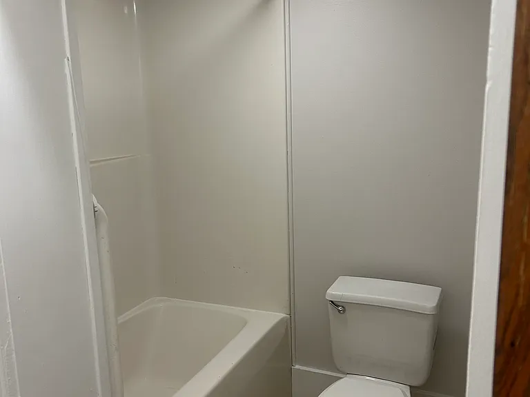 504 Powell St — Photo 11