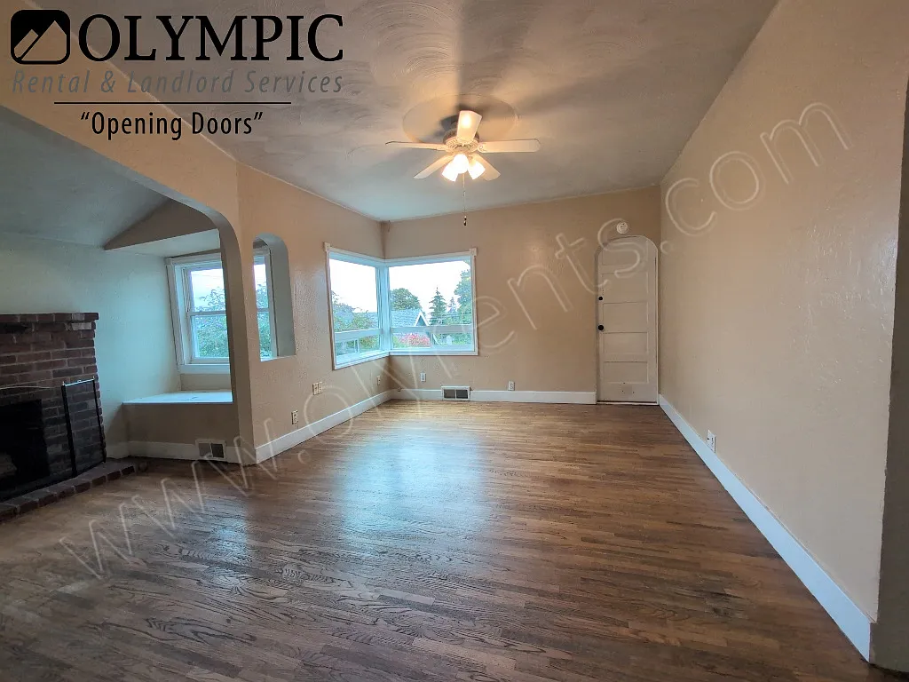 Adorable North End 2 Bdrm Home with peek a boo views of the bay! — Photo 2