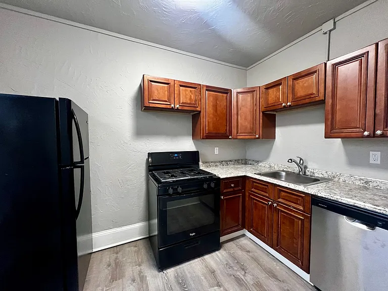 401 NW Bailey Ave #102 — Photo 14