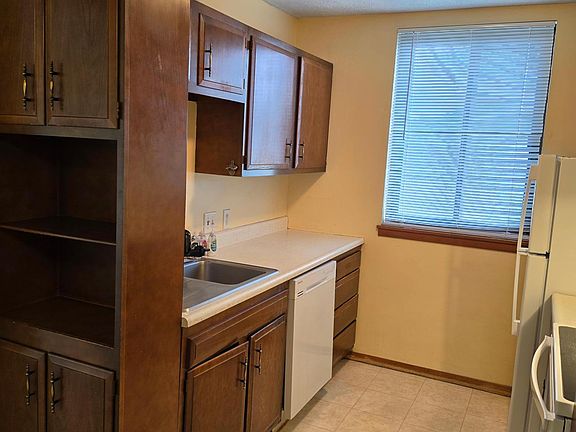 3rd image of 2011 Viking Dr NW APT 15