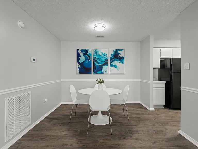 Courtney Square Apartments — Photo 5