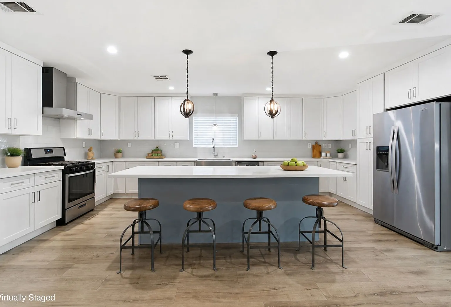 Modern Gated Retreat on a Private Lot. — Photo 2