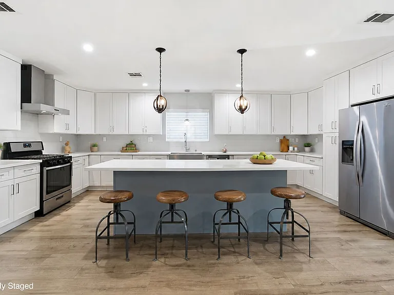 2122 S Highland Ave — Photo 2