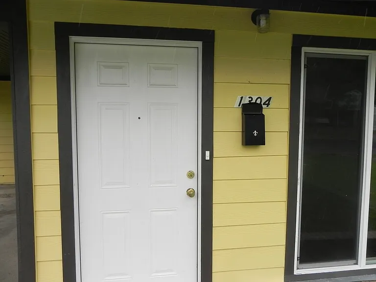 1304 Middleton St — Photo 3
