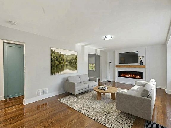 3rd image of 2042 W 76th St