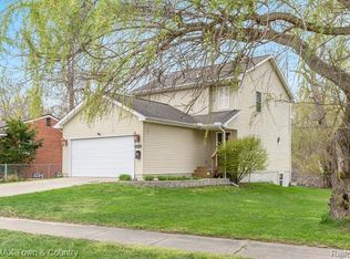 1111 Marion Dr, Holly, MI