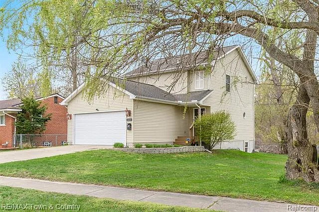 1111 Marion Dr photo 1