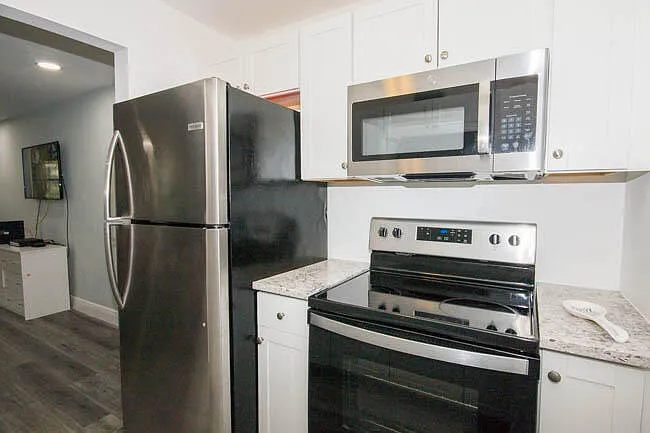 1 bed, 1.0 bath, 648 sqft, $1,650 — Photo 2