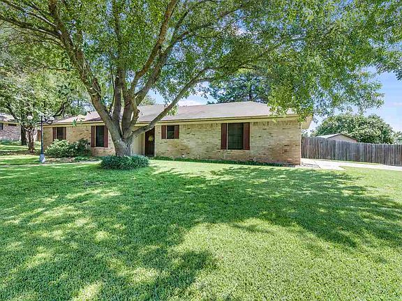 3rd image of 205 Sherwood Oaks Dr