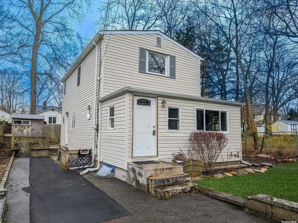 65 Queen Road, Rocky Point, NY 11778