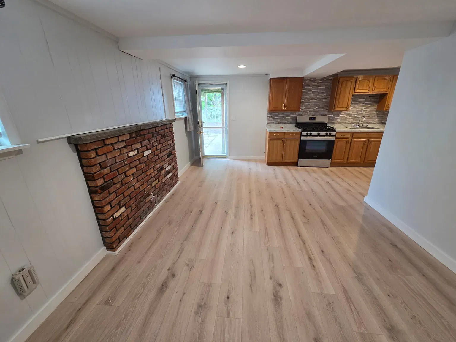 3 bed, 850 sqft, $3,100 — Photo 4