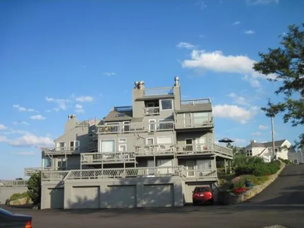 19 Oceanside Dr, Hull, MA 02045