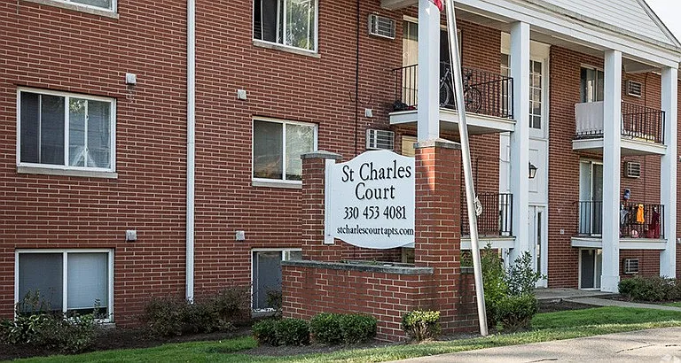 St Charles Court Apartments — Photo 6