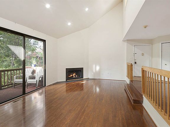 2nd image of 406 Egret Ln #406