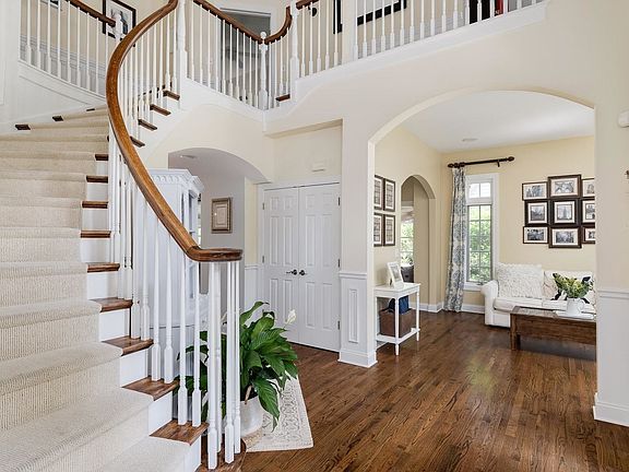 3rd image of 934 Maryknoll Cir