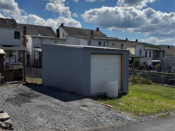 3rd image of 413 E Union St