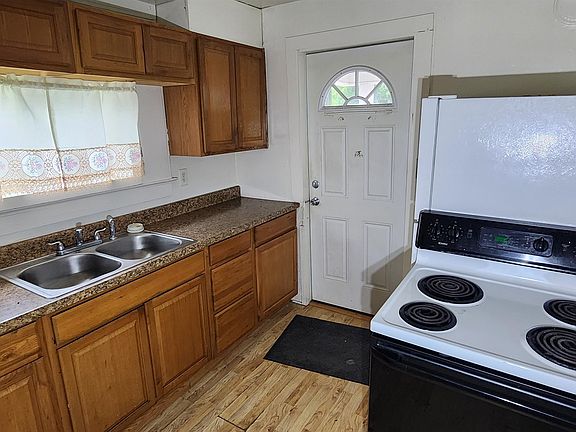 2nd image of 41 Beach St