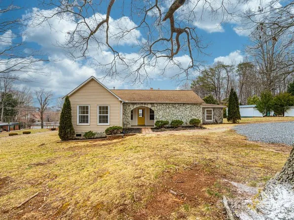 7 E Holly St, Maiden, NC 28650