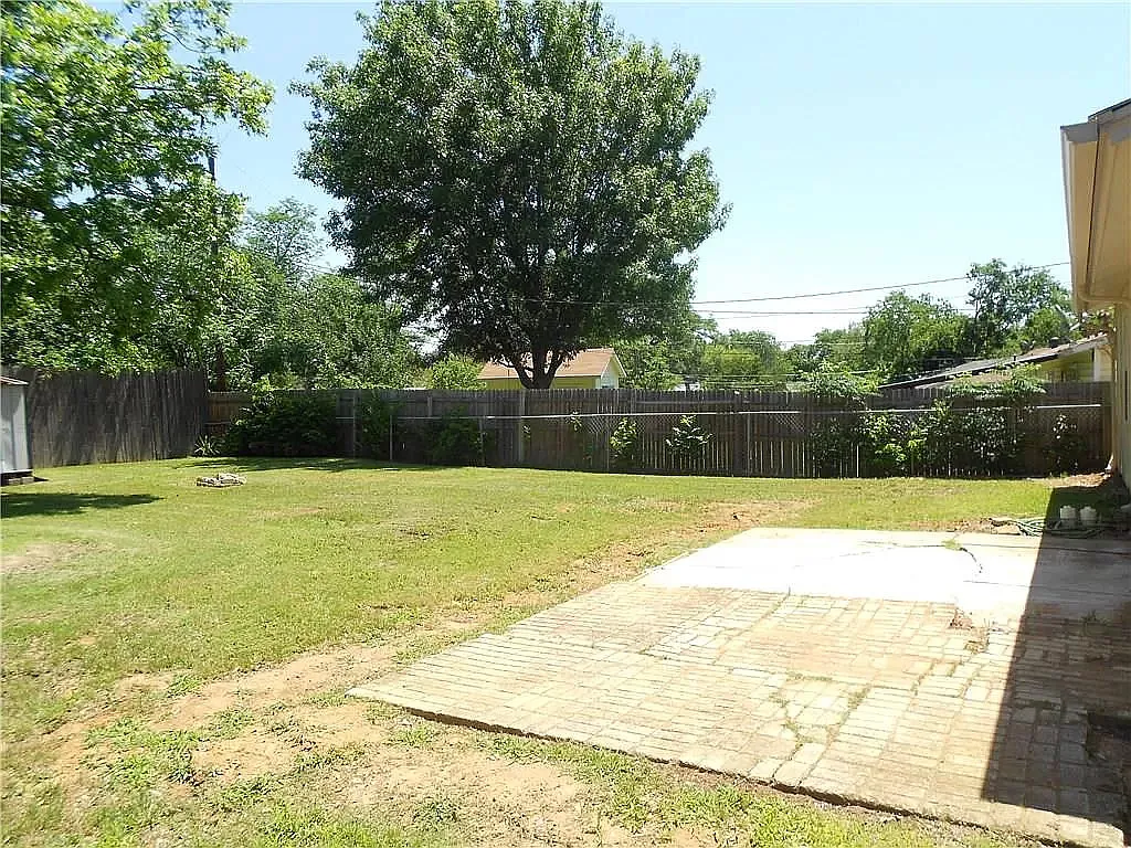 Crane Dr 606 - 1 — Photo 2