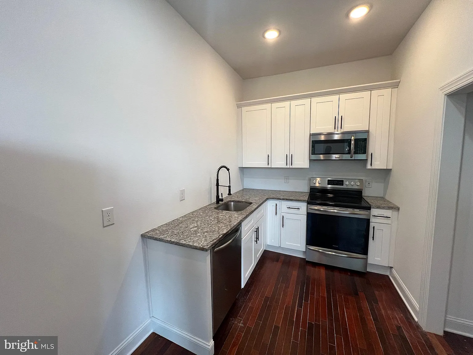 3 bed, 1.5 bath, 1000 sqft, $1,450 — Photo 3