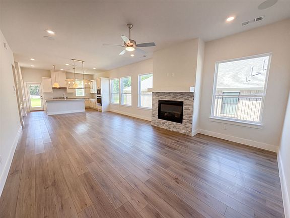 3rd image of 563 Torrey Pines Cir