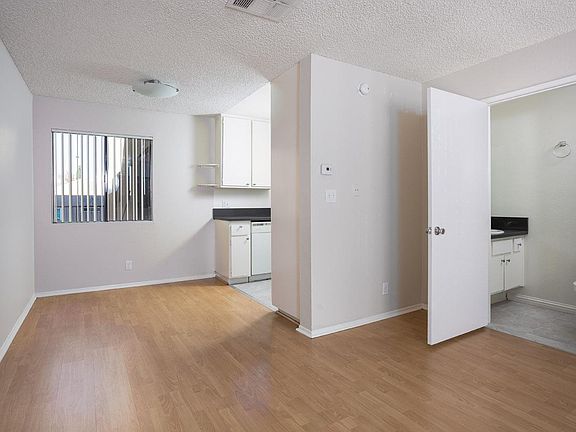4th image of 12653 Oxnard St APT 4