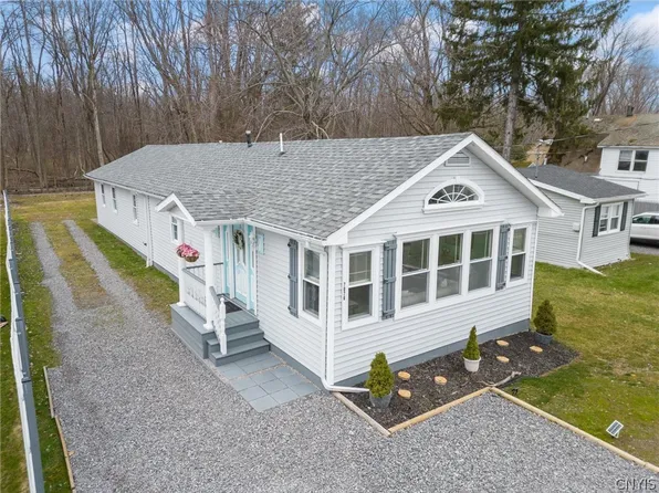 7076 Lakeshore Rd, Cicero, NY 13039