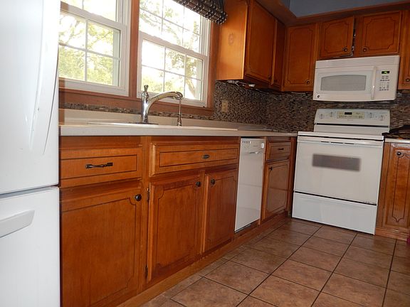 3rd image of 3031 Magnolia Dr