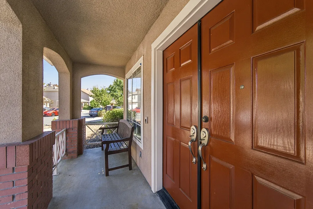 3 bed, 2.5 bath, 1616 sqft, $5,000 — Photo 3
