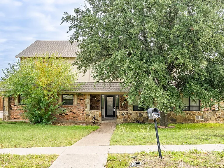 4212 Village Green Dr — Photo 2
