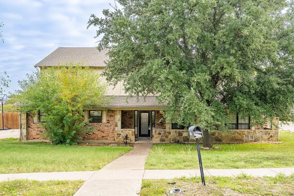 Building Photo - 4212 Village Green Dr