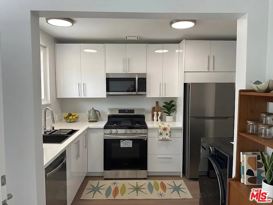 2 bed, 3.0 bath, 1000 sqft, $5,195 — Photo 4