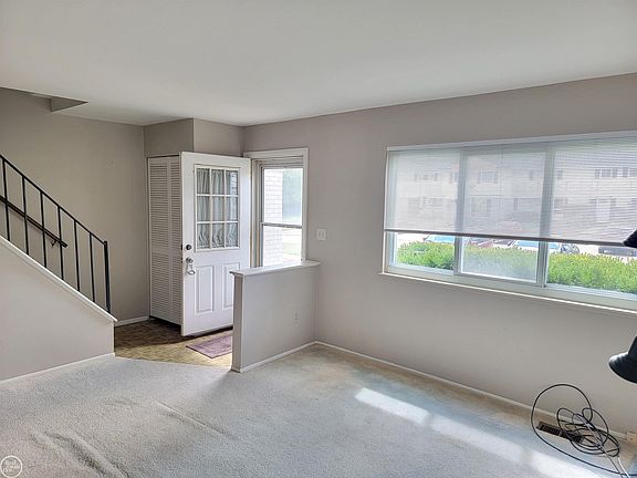 5th image of 129 Parnacott Dr