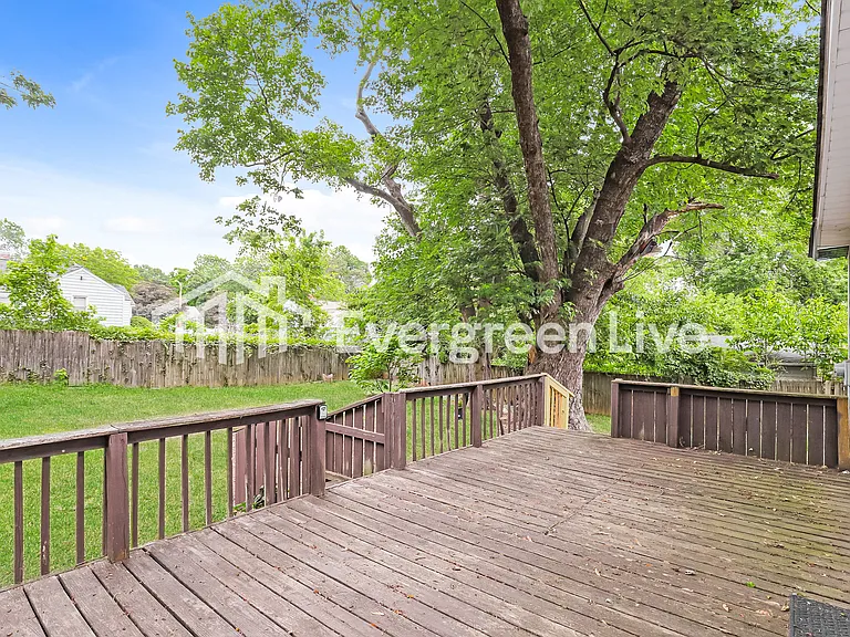 1900 Marion St — Photo 13