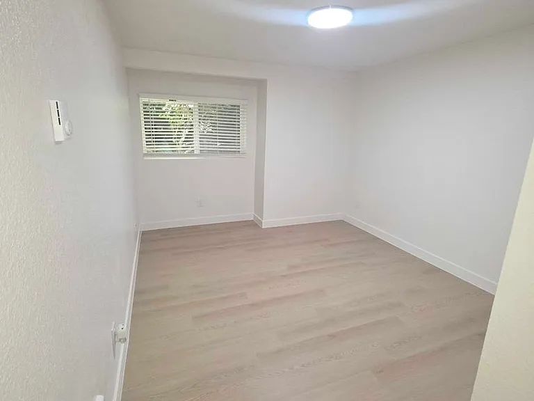Wellington Place Apartments — Photo 27