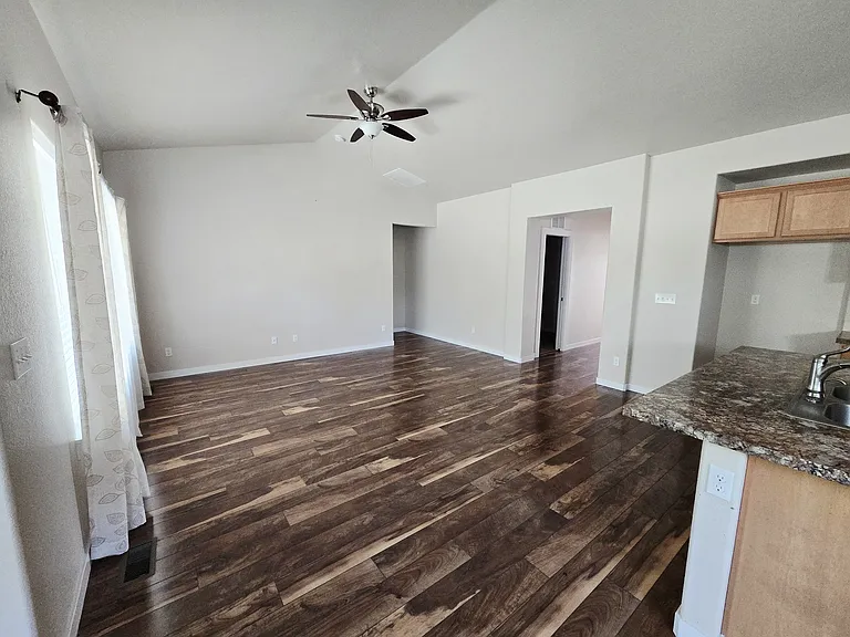 10604 Alpine St — Photo 4