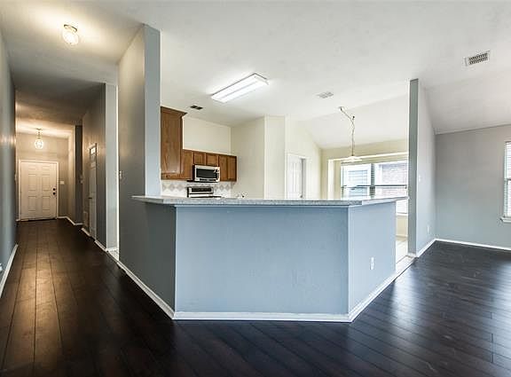 5th image of 11817 Hickory Cir S
