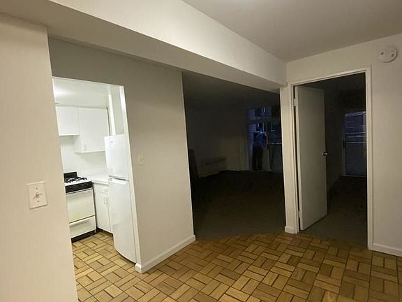 3rd image of 33 Gold St APT L14