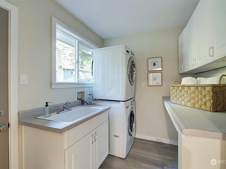 22803 SE 21st St — Photo 25